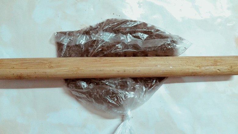 抹茶戚风草莓芒果慕斯蛋糕盆栽,把饼干放入一个袋子里用擀面杖将其擀碎!