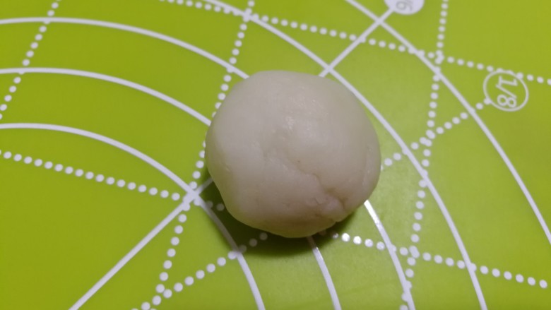 竽芝小甜饼,在分成小团,一个大约7g。揉圆。