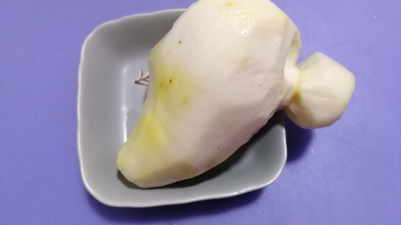 竽芝小甜饼,带上手套将芋头去皮,