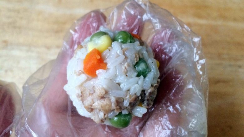 萌萌的多彩饭团,取适量米饭捏成圆形饭团