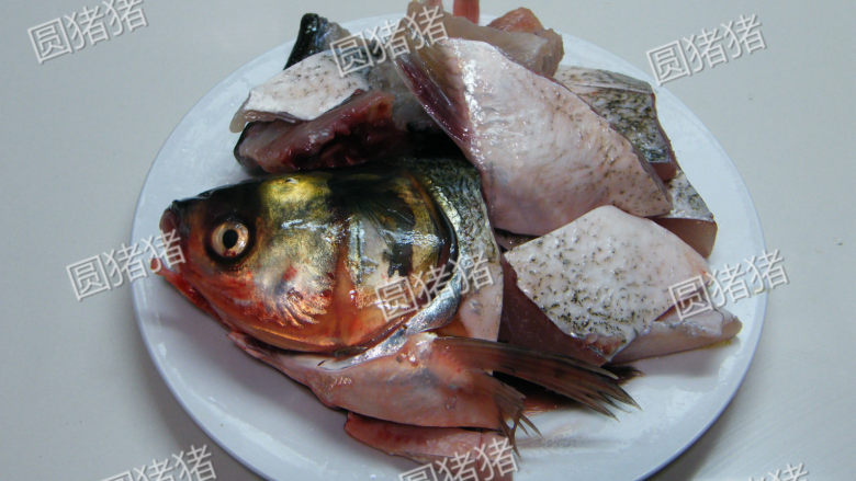 家乡的味道—油豆腐煮鱼,准备工作:
1.鱼开肚去内脏,刮净鱼鳞,斩成大块并用1/4小匙盐,2大匙<a style='color:red;display:inline-block;' href='/shicai/ 718'>料酒</a>腌制15分钟。