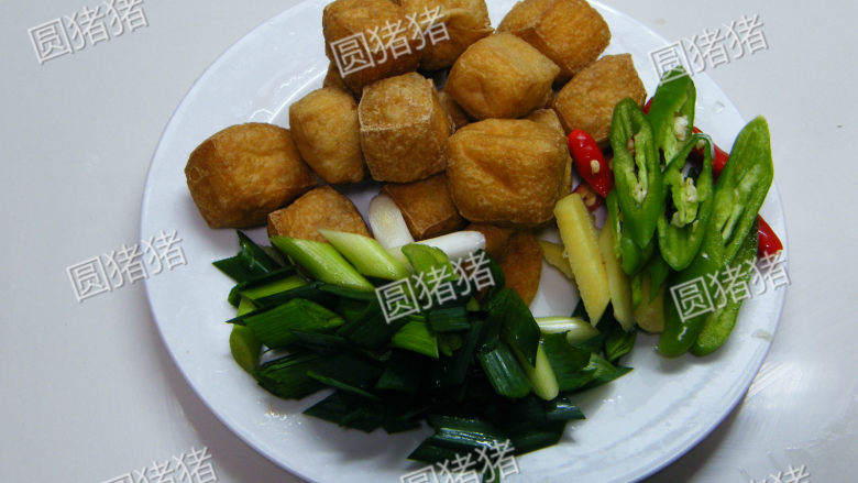 家乡的味道—油豆腐煮鱼,2.青红椒切片,<a style='color:red;display:inline-block;' href='/shicai/ 3348'>青蒜</a>切段,姜切块备用。