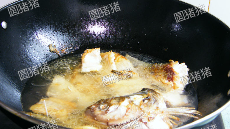 家乡的味道—油豆腐煮鱼,注入清水,水量刚没过鱼块。