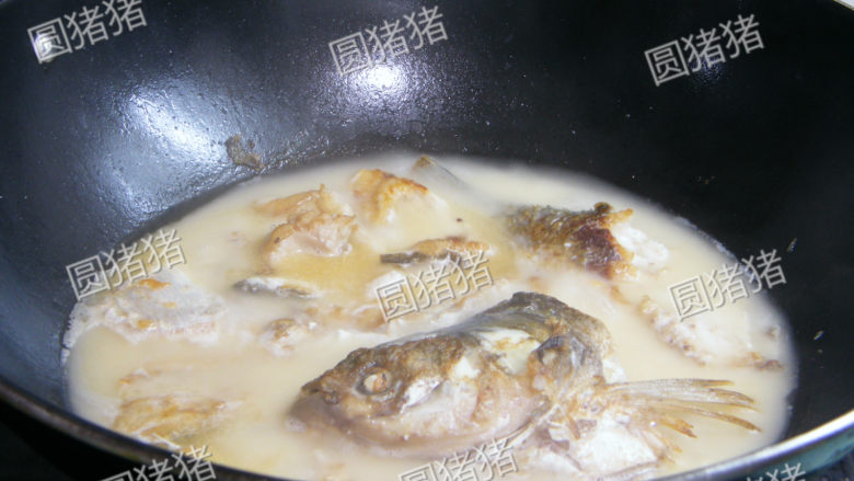 家乡的味道—油豆腐煮鱼,大火烧开后,转中小火加盖慢慢焖煮至汤色转白。