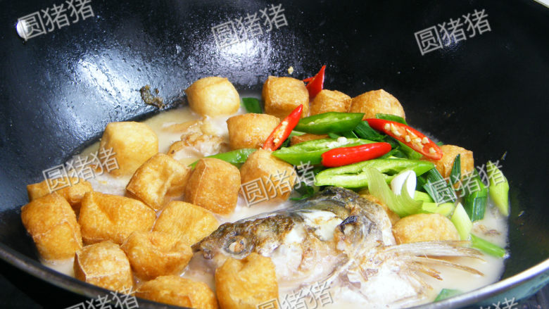 家乡的味道—油豆腐煮鱼,最后放入青红椒，<a style='color:red;display:inline-block;' href='/shicai/ 483'>油豆腐</a>，青蒜，放入生抽，盐继续小火煮。