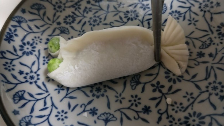 #年年有余#金鱼蒸饺,再鱼尾巴处用筷子夹一下,看图。
