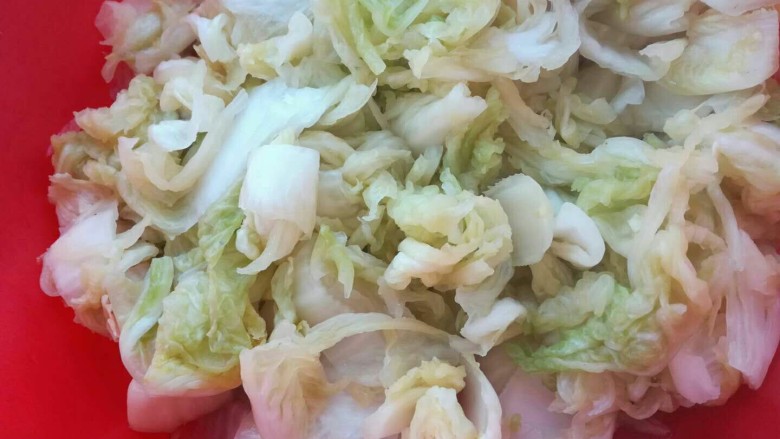 韩式辣白菜,腌制好的白菜我们可以适当的尝尝味道,如果特别咸,可以用水适当的冲一冲(可以省略),然后再用手攥干水份(不可省略,手用最大尽力攥就可以)。然后称重,我的最后重量是400克(这个也要看每个白菜的水份程度来定),也就是说我用400克腌好的白菜来做的辣白菜,这个用量大家参考下。