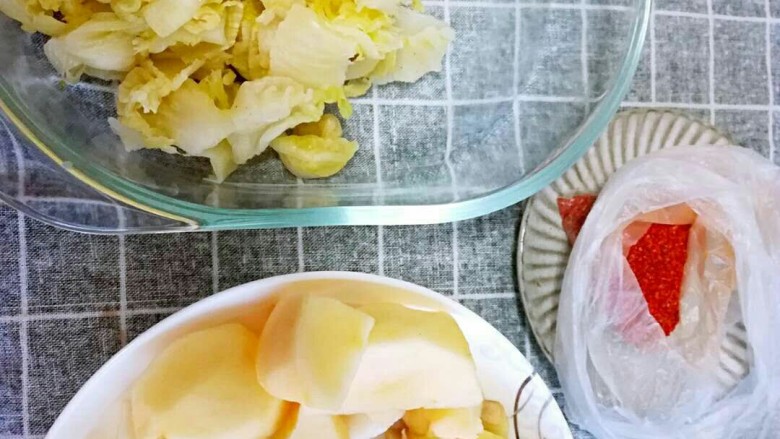 韩式辣白菜,然后我们需要准备,调味的材料。料理机(没有可以省略)