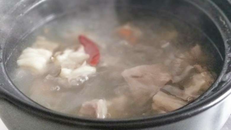 羊排火锅,大火烧开,转小火慢炖,约1小时。(具体时间也要根据实际情况增减,炖至羊排酥软即可)