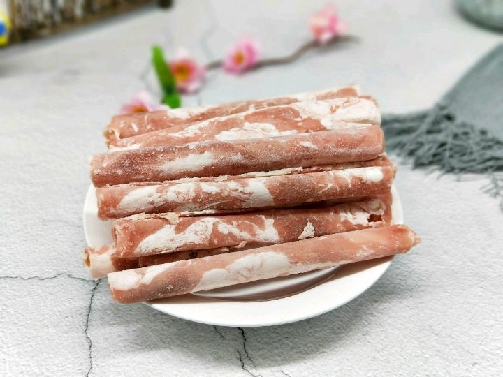 羊排火锅,准备羊肉卷,火锅必备。