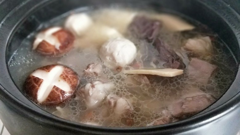 羊排火锅,这时加入贡丸,香菇,煮10分钟。