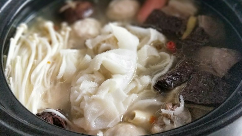 羊排火锅,再加入金针菇,鸭血,牛百叶。青菜等,你喜欢么都可以加入。煮熟即可。