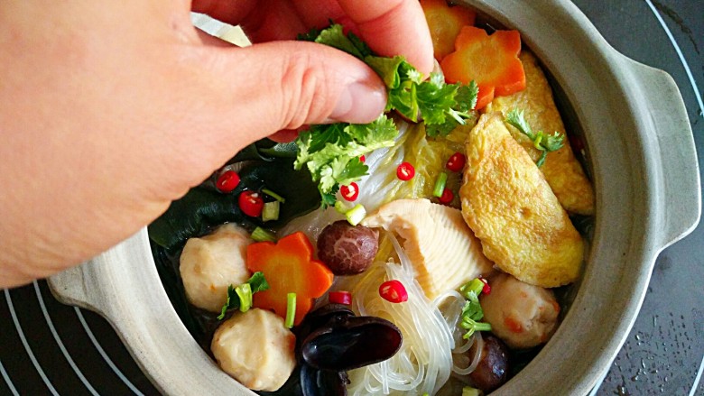 什锦蔬菜煲,撒上小米辣圈和<a style='color:red;display:inline-block;' href='/shicai/ 131'>香菜</a>,齐活儿。