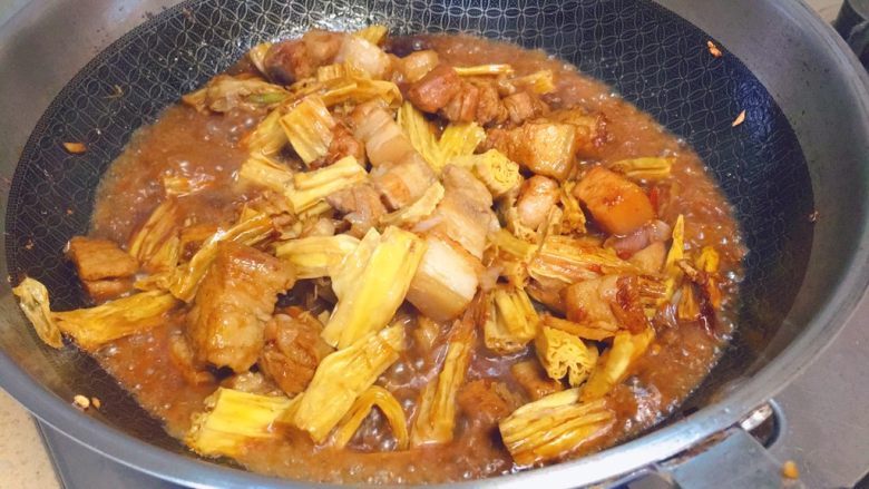 红烧肉炖腐竹,取出汤,放进锅里,差不多盖过肉就可以了。