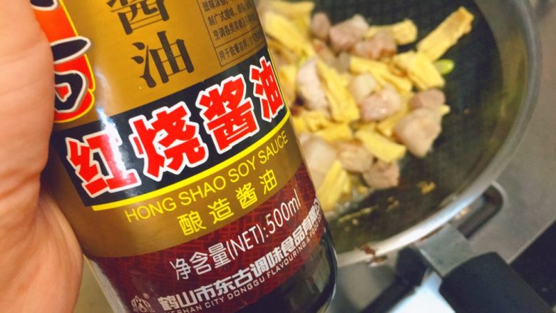 红烧肉炖腐竹,下红烧酱油,大概4-6毫升
