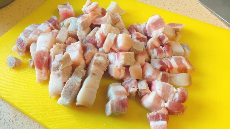 红烧肉炖腐竹,然后捞出来,自然冷却或者用凉水投凉,然后切成直径3-4厘米的骰子块。不要太小块,大点比较有大快朵颐的满足口感。