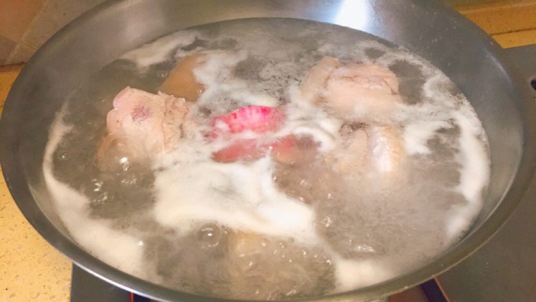 红烧肉炖腐竹,然后我们把五花肉条,切成大正方形块,然后放锅里焯一下,焯去血水和腥味。