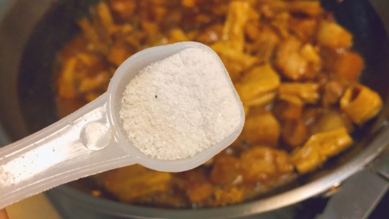红烧肉炖腐竹,加盐,5g左右