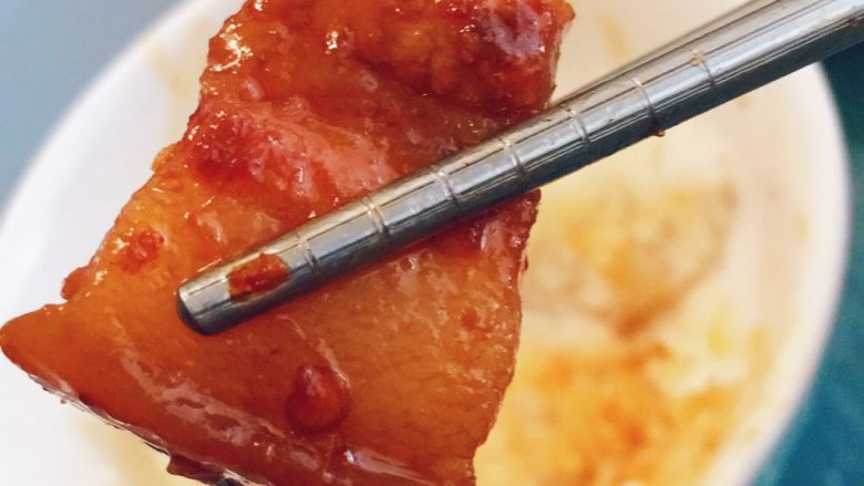 红烧肉炖腐竹,是不是特别的诱人?搭配一碗白米饭,开始享受吧!