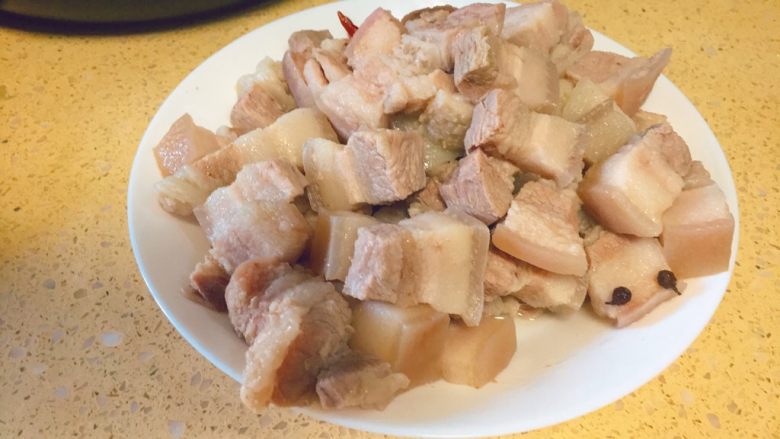 红烧肉炖腐竹,时间到了之后,我们把肉捞出来,把葱姜蒜都那拿出去。汤不要倒,一会儿还要用哦。