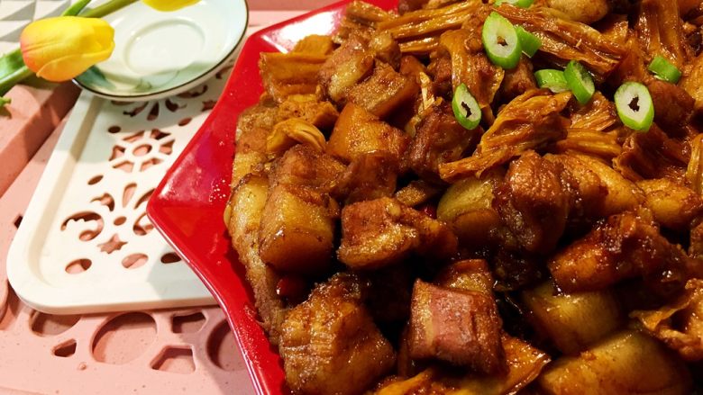 红烧肉炖腐竹,五花肉软糯弹润,肉汁丰溢,肥而不腻。腐竹口感劲道,吸满肉香。如鱼得水,相得益彰。