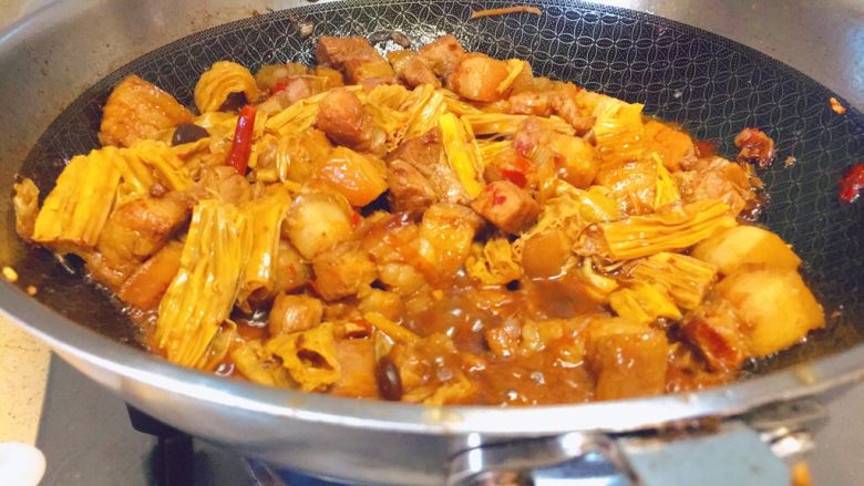 红烧肉炖腐竹,持续大火烧15分钟-20分钟,直到收汁,尝尝味道,即使调整哦。