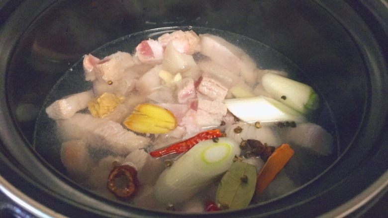 红烧肉炖腐竹,然后把肉和步骤4准备的东西,加热水,<a style='color:red;display:inline-block;' href='/shicai/ 718'>料酒</a>6毫升,味极鲜5毫升,一起放在高压锅里。