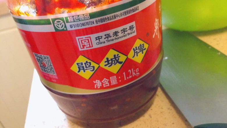 红烧肉炖腐竹,之后下<a style='color:red;display:inline-block;' href='/shicai/ 11801'>郫县豆瓣</a>酱,1大勺。大概6毫升左右。