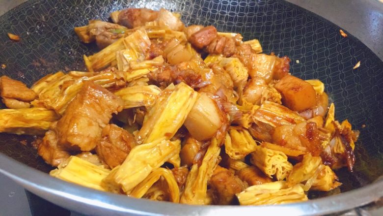 红烧肉炖腐竹,翻炒上色,煸炒出香味和一点油。