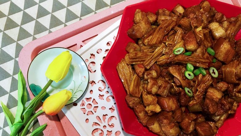 红烧肉炖腐竹,乘盘,上菜!色香味俱全。