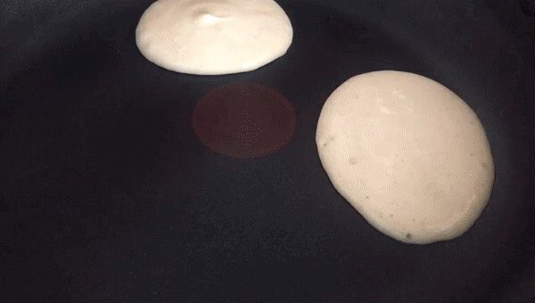 零失败超简单的软香小松饼,用裱花袋或者勺子将面糊摊人平底锅,全程小火;
