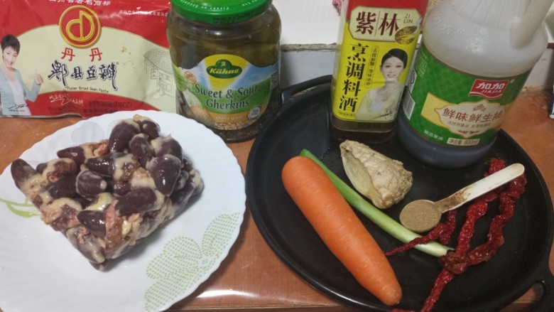 酸黄瓜辣酱炒鸡心,原料