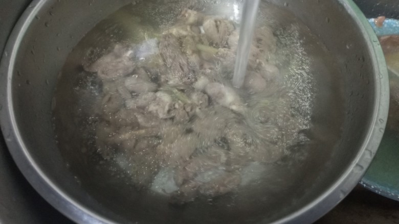 酸黄瓜辣酱炒鸡心,用凉水冲洗干净,
