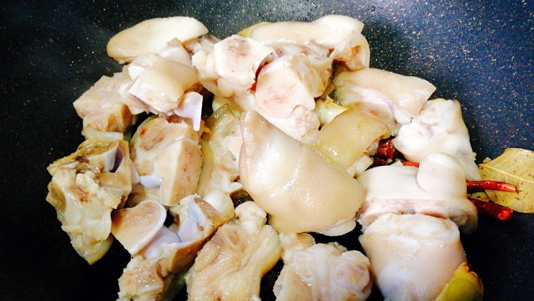 电饭煲+猪蹄焖黄豆,后加入猪蹄,继续翻炒