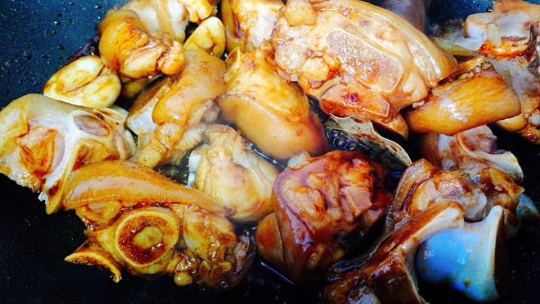 电饭煲+猪蹄焖黄豆,<a style='color:red;display:inline-block;' href='/shicai/ 788'>生抽</a>,翻炒均匀上色