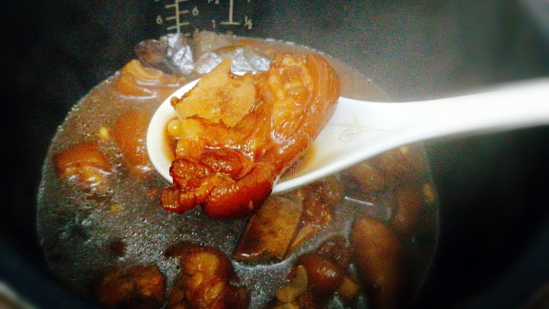 电饭煲+猪蹄焖黄豆,煮好的提示音响起 ,