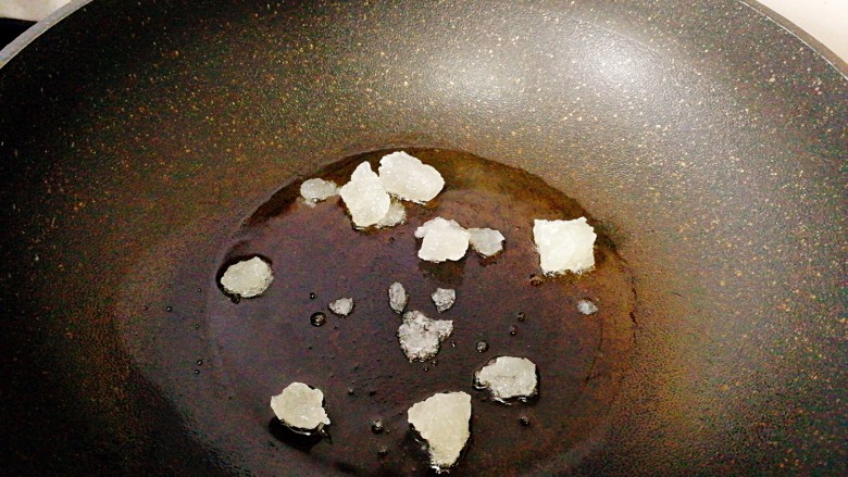 电饭煲+猪蹄焖黄豆,起油锅,将<a style='color:red;display:inline-block;' href='/shicai/ 866'>冰糖</a>炒