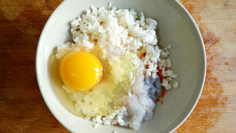 做饼+月亮虾饼,将一颗<a style='color:red;display:inline-block;' href='/shicai/ 9'>鸡蛋</a>打进虾泥,马蹄碎和胡萝卜碎中。