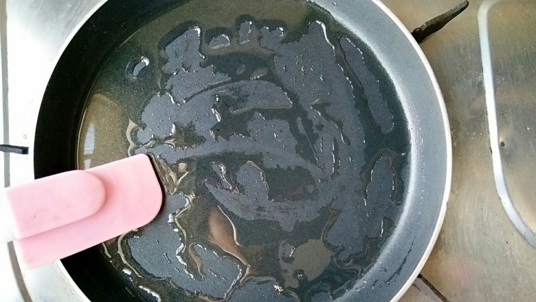 做饼+月亮虾饼,不沾平底锅中刷适量的<a style='color:red;display:inline-block;' href='/shicai/ 851'>橄榄油</a>,烧至5成热。