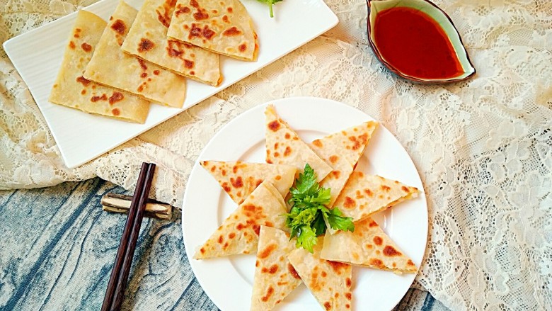 做饼+月亮虾饼,虾肉的弹,马蹄的甜,润饼的脆,还有蘸上这个甜辣酱,趁热吃,真是秒秒钟光盘。