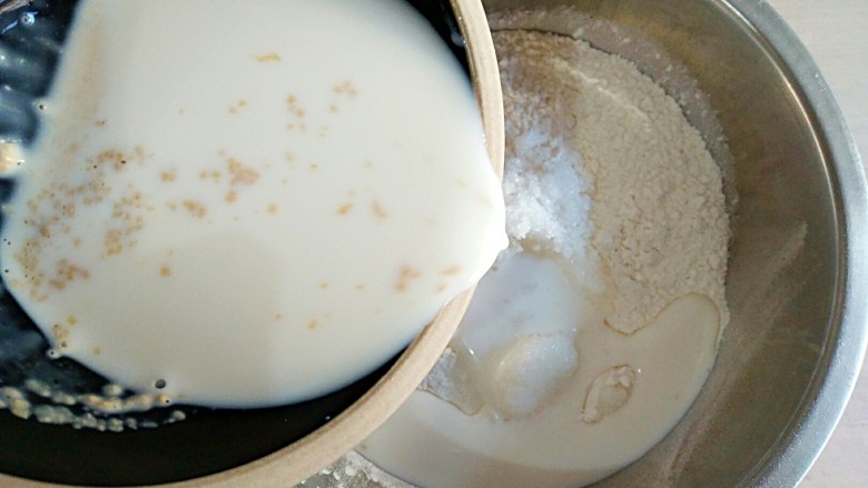 好吃不发胖的nono海蒂白面包(平底锅版),将酵母和牛奶混合后少量多次加入混合好的面粉中。