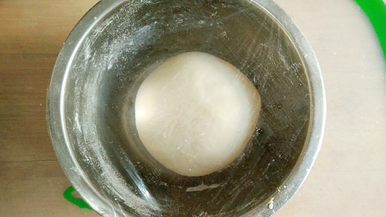 好吃不发胖的nono海蒂白面包(平底锅版),将揉好的面盖保鲜膜醒发。