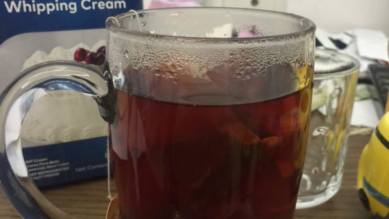 奶茶小盆栽,煮好开水,先用一个大杯子泡2包立顿红茶(也可用别的茶)立顿红茶好喝也方便。