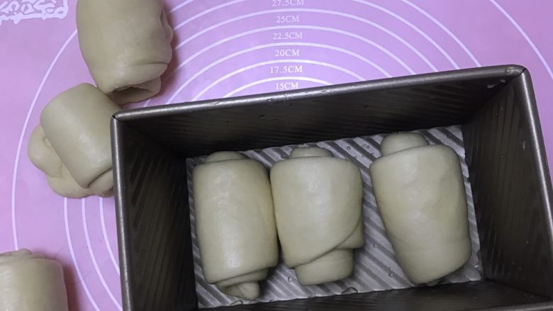 布里欧修皇冠吐司,放入吐司盒放烤箱发酵,如果烤箱没有发酵功能,就用热水发酵,我直接用砂锅煮一锅粥,煮开后,将吐司盒放砂锅口上,盖上毛巾发酵一晚即可