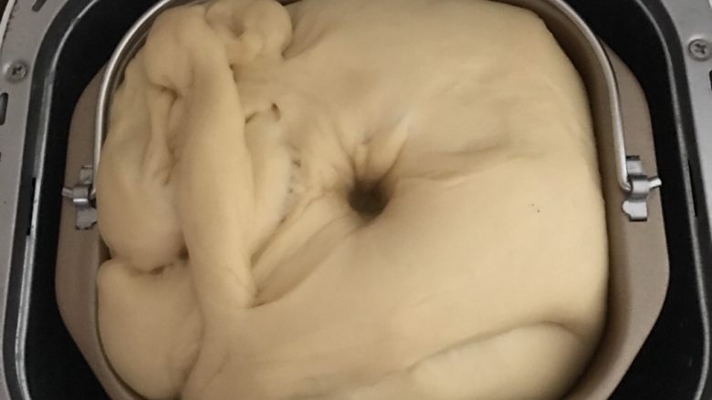 布里欧修皇冠吐司,揉至光滑面团后,放入面包机中按酸奶发酵功能发酵1:30小时,用手指按压不回缩即可