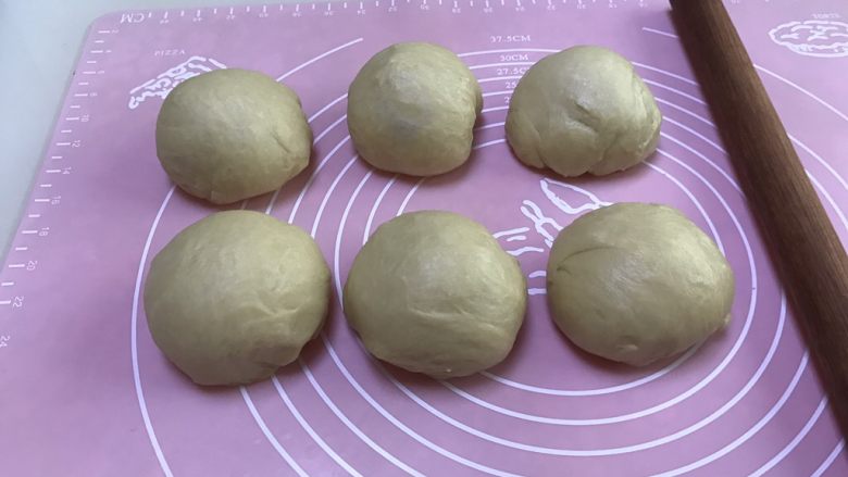 布里欧修皇冠吐司,将面团擀压排气,分成3份,擀圆,盖上保鲜膜精致20分钟,我的是双倍的量,考虑到不是每个人都有两个吐司盒,所以给你们出的一份的量