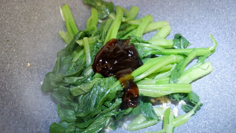 卡通大白饭团便当盒,倒入菜心,加入一大勺蚝油