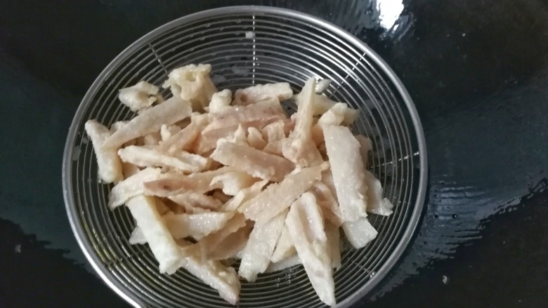 孜然干煸藕条,炸至藕条微黄发硬定型后捞起控油;
