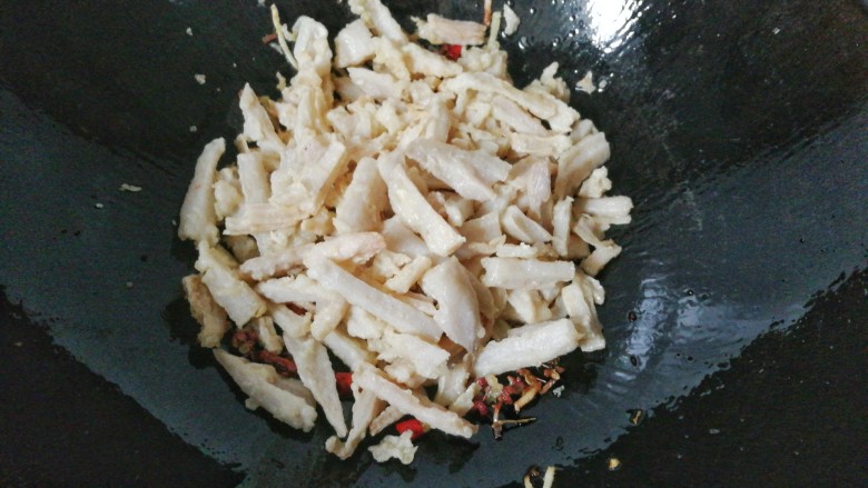 孜然干煸藕条,再放入藕条,翻炒均匀;