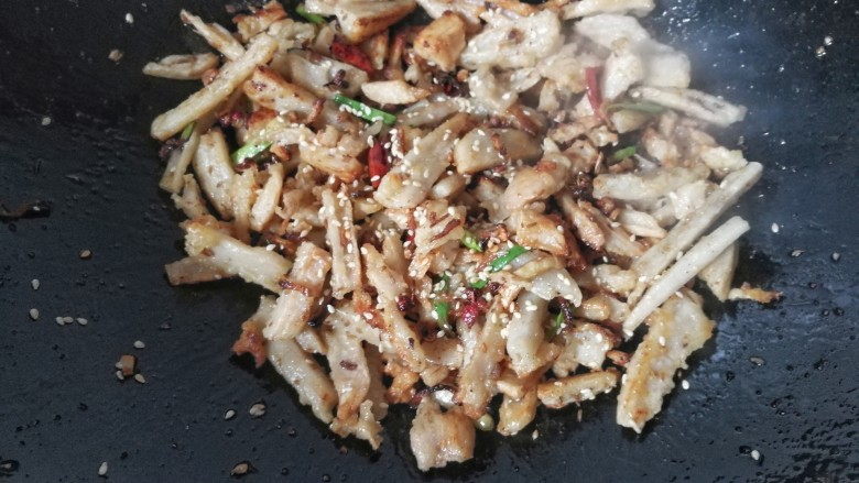 孜然干煸藕条,最后撒适量<a style='color:red;display:inline-block;' href='/shicai/ 141911'>熟白芝麻</a>,起锅装盘;
